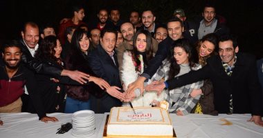 بالصور.. عمرو عبد الجليل وأبطال مسلسله "البارون" يحتفلون بالعمل