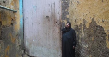 بالفيديو والصور.. أرملة تطالب بإنقاذها من الموت تحت الأنقاض بالمنوفية