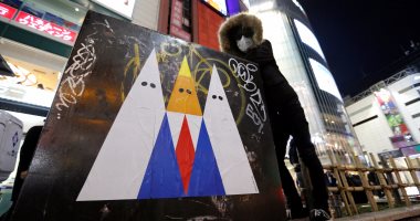 بالصور..فنان يابانى يرسم جرافيتى ينتقد تصريحات "ترامب" العنصرية