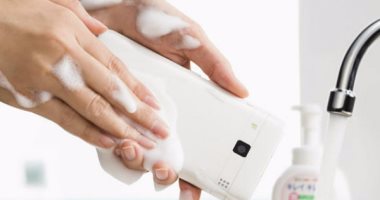 بالفيديو.. شركة يابانية تطلق هاتفا ذكيا جديدا يمكن غسله بالماء والصابون