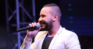 بالفيديو والصور.. المغربى محمد الريفى يبدأ حفل مهرجان طابا بأغنية "هيجننى"