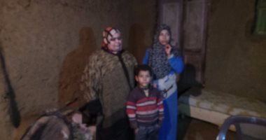 بالصور.. مأساة أسرة بسوهاج يعيشون فى منزل من الطين ويطالبون بمعاش