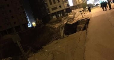 بالفيديو والصور.. انهيار مفاجئ لجزء من الطريق العام بمدينة الفيوم دون إصابات