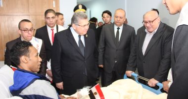 وزير التعليم العالي و رئيس جامعة عين شمس يزورا مصابى رجال الشرطة بمستشفى العجوزة