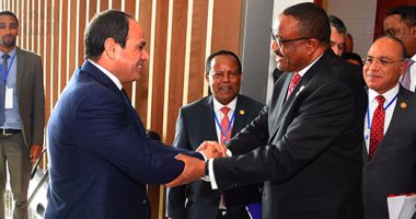 بالصور.. ترحيب حار من رئيس وزراء إثيوبيا بالسيسى فى مقر الاتحاد الأفريقى