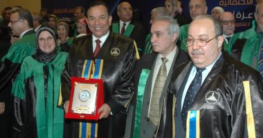 تكريم رئيس جامعة المنوفية فى الإحتفال الثانى لجودة التعليم بهندسة عين شمس