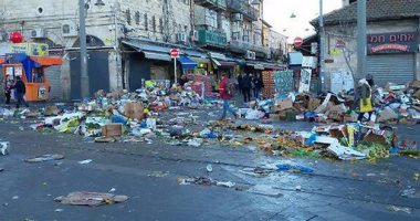 بالصور .. القمامة تغلق الشوارع الرئيسية فى القدس بسبب إضراب عمال المدينة