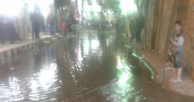 قارئ يشارك صور غرق شارع المطافى ببلبيس بعد انفجار ماسورة مجارى
