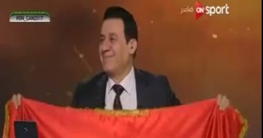 بالفيديو.. مدحت شلبى يرقص على الهواء احتفالا بالفوز على المغرب