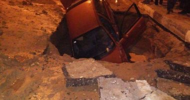 قارئ يشارك بصورة لسقوط سيارة بحفرة فى مدينة الصالحية الجديدة
