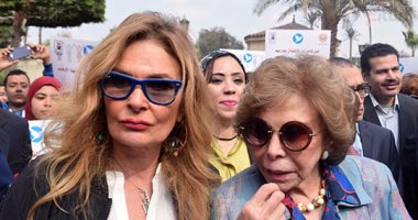 يسرا وإلهام شاهين وميرفت التلاوى يقدن مسيرة دعم المرأة العربية بجامعة القاهرة