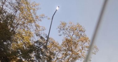 قارئ يرصد إضاءة أعمدة الكهرباء نهارا فى شارع رمسيس بالعباسية