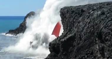 بالفيديو.. سيل من الحمم البركانية يعكر صفاء "المحيط الهادئ"
