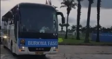 شاهد.. وصول حافلة بوركينا فاسو إلى ملعب لاميتى قبل مواجهة الفراعنة