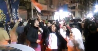 بالفيديو.. عروسان بالشرقية يتركان "زفة الفرح" للاحتفال بفوز المنتخب