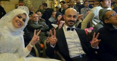 بالصور.. عريس وعروسة يتركان حفل زفافهما لمتابعة مباراة مصر وبوركينافاسو
