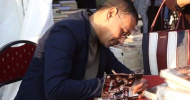 بالصور.. سامح شاكر يوقع "بردية أنوبيس" فى معرض القاهرة للكتاب