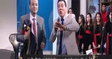 بالفيديو.. مدحت شلبى يقتحم استوديو عمرو أديب احتفالا بفوز مصر أمام بوركينا