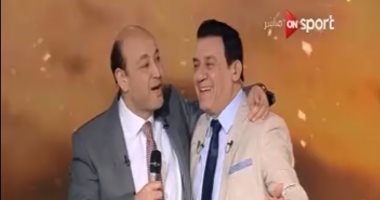 بالفيديو.. عمرو أديب يقتحم ستوديو مدحت شلبى احتفالاً بوصول مصر نهائى الكان