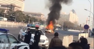 بالفيديو.. اشتعال النيران فى سيارة وانقلاب أخرى بـ"ميدان الحرية" ببكين