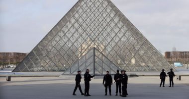 بالصور.. الشرطة الفرنسية تطوق متحف اللوفر فى فرنسا بعد حادث إطلاق نار
