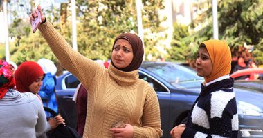 بالصور.. هوس السيلفى يسيطر على معرض القاهرة للكتاب