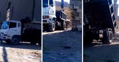 بالفيديو.. سيارة تابعة لهيئة الصرف الصحى تلقى مخلفات بجوار سور مجرى العيون
