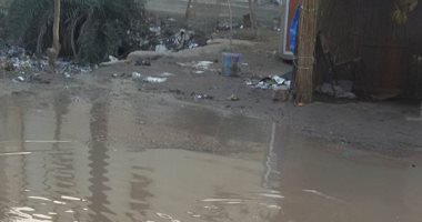 بالفيديو والصور.. قرية برج مغيزل بكفر الشيخ تغرق فى مياه الصرف الصحى