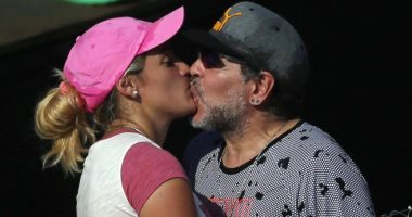 بالصور.. قبلة ساخنة من مارادونا تجلب النحس لمواطنه فى كأس ديفيز للتنس