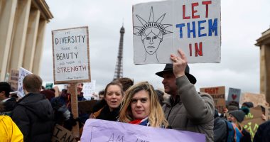 بالصور.. متظاهرون فى باريس يهتفون:"أرحل يا ترامب.. أهلا باللاجئين"
