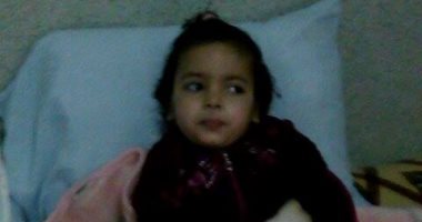 بالصور.. طفلة تعانى من مرض نادر.. ووالدها يناشد المسئولين بعلاجها