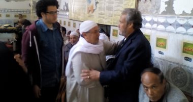 بالفيديو والصور .. وصول فاروق الفيشاوى إلى المنوفية لحضور جنازة شقيقه