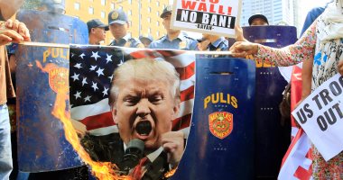 متظاهرون يحرقون صور "ترامب" أمام السفارة الأمريكية فى الفلبين