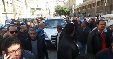 بالصور.. تشييع جنازة طالب من ضحايا أتوبيس نويبع من مسجد العمرى بكرموز