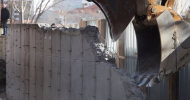 بالصور.. إزالة الجدار الفاصل بين صربيا وكوسوفو بمدينة ميتروفيتسا