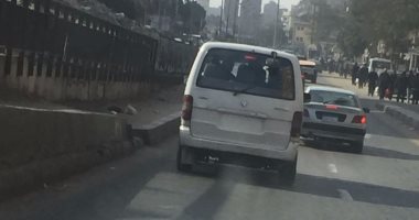 قارئ يرصد سيارة "ميكروباص" بدون لوحات معدنية فى ميدان المطرية