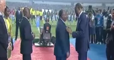 بالفيديو.. حياتو يكرم رئيس الجابون بميدالية شرفية فى نهائى أمم أفريقيا