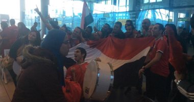 مشجعو المنتخب يهتفون للحضرى داخل صالات المطار ويرفعون علم مصر