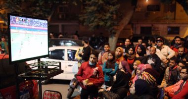 الجماهير المصرية تتابع مباراة المنتخب مع الكاميرون من المقاهى