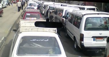 قارئ يشكو من تكدس سيارات الأجرة بموقف عبود
