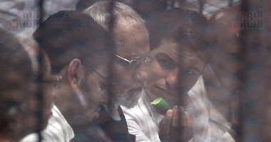 متهم بـ"فض اعتصام رابعة" يطعم بديع شرائح الخيار داخل القفص أثناء الجلسة