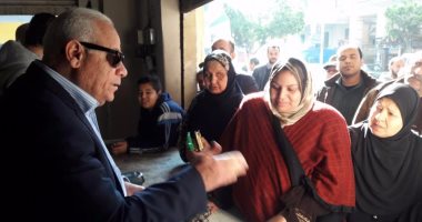 محافظ بورسعيد يوجه بتوزيع زيت طعام موجودة بجمعية استهلاكية على المواطنين 
