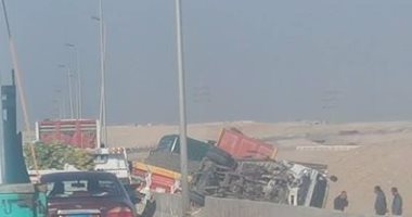 مصرع شخص وإصابة 3 فى حادث انقلاب سيارة نقل على الصحراوى الشرقى بسوهاج