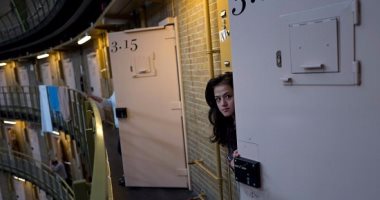 بالصور..هكذا يعيش اللاجئون داخل أحد سجون هولندا بعد أن تم تحويله إلى فندق