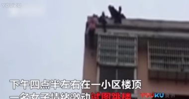 بالفيديو.. صينى ينقذ زوجته من شعرها ويحبط محاولة انتحارها 