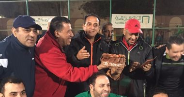 بالصور.. طارق علام يحتفل بعيد ميلاده بتورتة فى ملعب كرة قدم