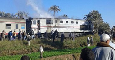بالصور.. السيطرة على حريق بجرار قطار فى بنى سويف