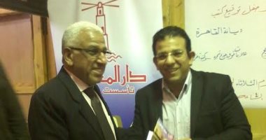 بالصور.. توقيع كتاب "ديانة القاهرة" لـ محمد مندور فى معرض الكتاب