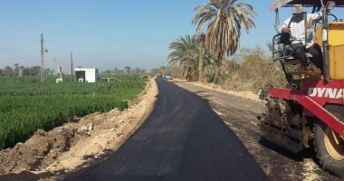 رصف 3 طرق بقرية صفط الخمار بمركز المنيا