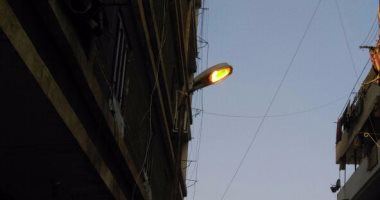 بالصور.. قارئ يرصد إضاءة أعمدة الكهرباء نهارا فى شارع دار السعادة بالزيتون